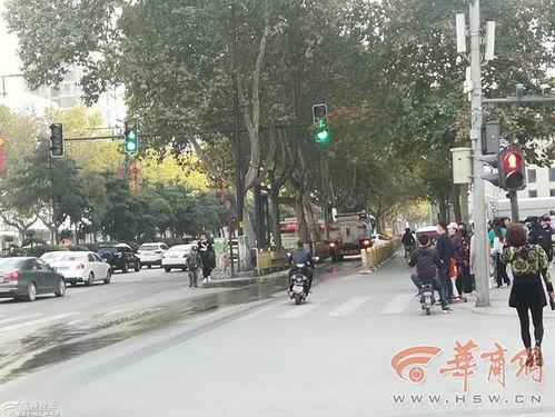 西安马路吃瓜爆料,街头爆料成热门话题