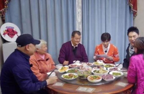 全家带凳子吃瓜真千金爆料完整,一场引人入胜的爆料大戏